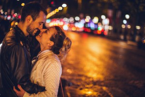 Bei diesem Date hat es offensichtlich gefunkt: Aber wer spricht jetzt zu später Stunde das Thema Sex an? Foto: djd/secret.de/Getty